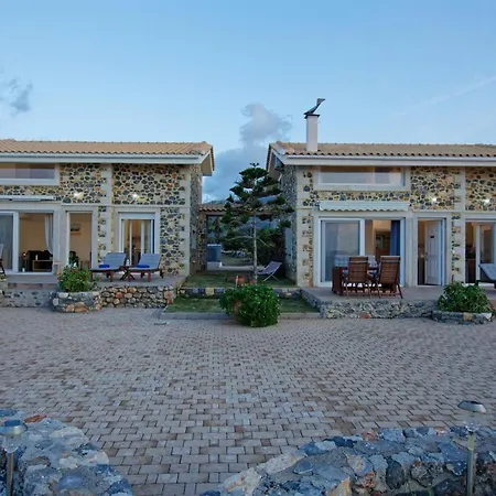 Queens Villas *